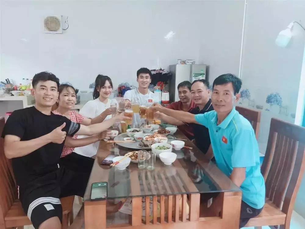 Quế Linh xuất hiện trong bữa cơm gia đình bạn trai.