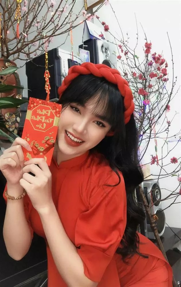 Cận gương mặt xinh đẹp bạn gái Nhâm Mạnh Dũng.