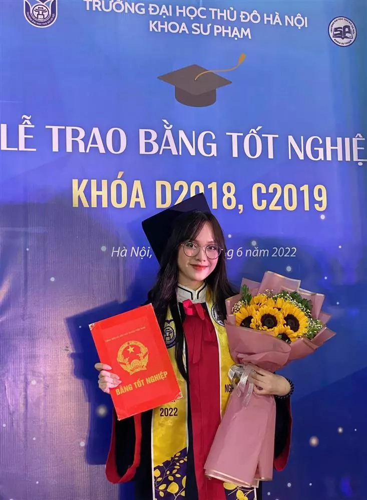 Cô nàng nhận bằng khen 