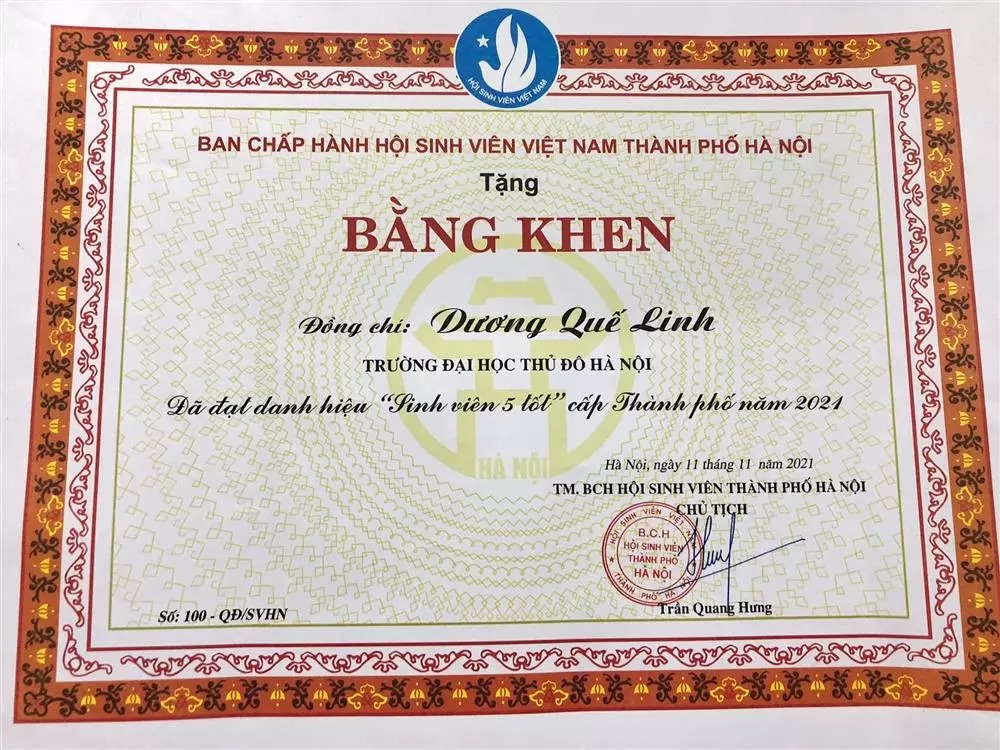 Cô nàng nhận bằng khen 