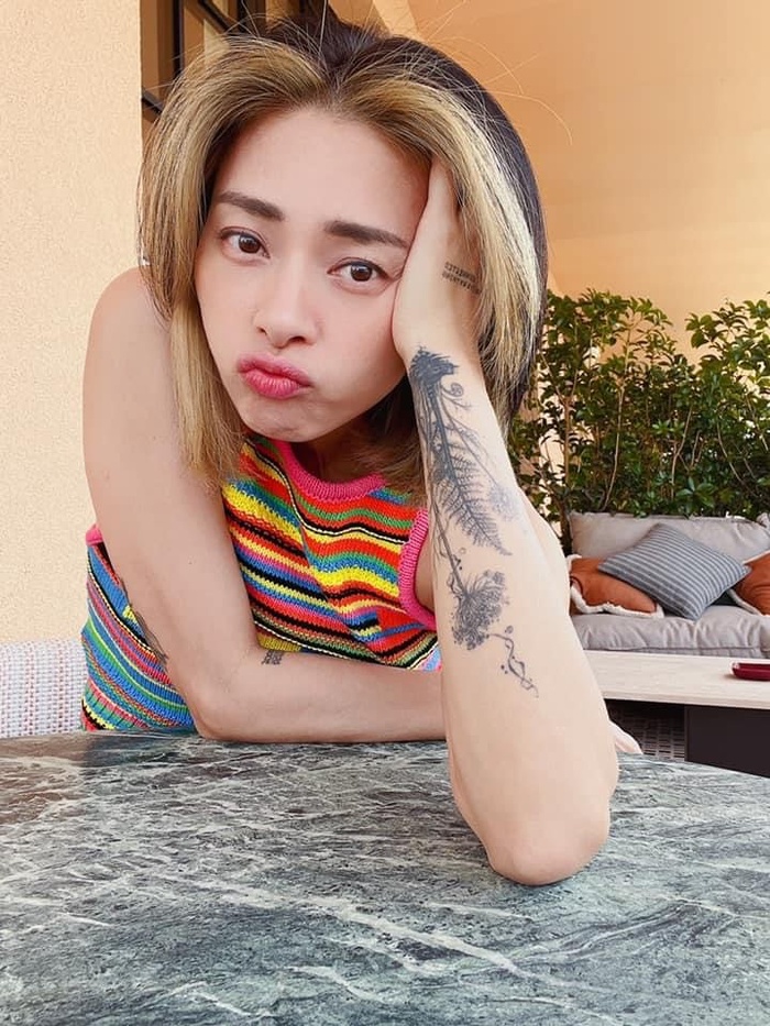 Kể từ sau khi kết hôn, Ngô Thanh Vân có màn thay đổi diện mạo khác lạ khi quyết định cắt mái tóc dài cùng với đó là nhuộm màu tạo kiểu trông nữ diễn viên trẻ ra vài tuổi. 