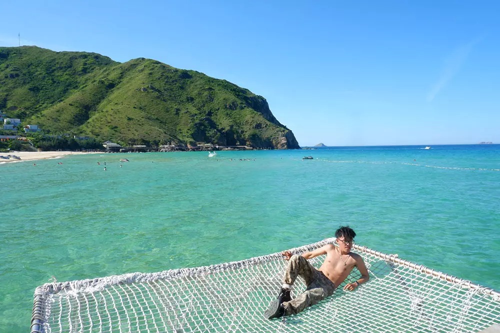 Khoảnh khắc hòa mình vào biển khơi trong xanh khiến Chương thích thú.