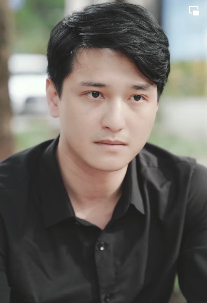  Huỳnh Anh thẳng thắn trả lời với vẻ mặt buồn bã: 