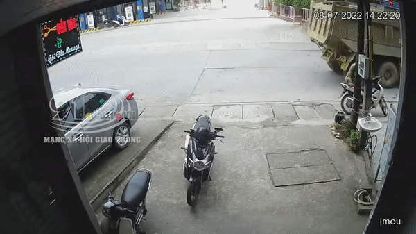 Nam thanh niên dừng xe máy trước cửa nhà dân rồi thản nhiên tiến vào trong