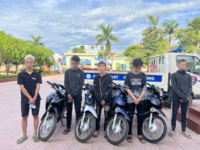 Các đối tượng cùng phương tiện vi phạm. Ảnh: Công an Hà Tĩnh 