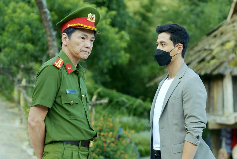 NSND Trung Anh và Thanh Sơn trong một cảnh phim. Trong 'Đấu trí', NSND Trung Anh vào vai đồng đội cũ của bố Vũ (Thanh Sơn). Ông nhận Vũ là con nuôi và luôn hỗ trợ anh trong đời sống lẫn công việc.