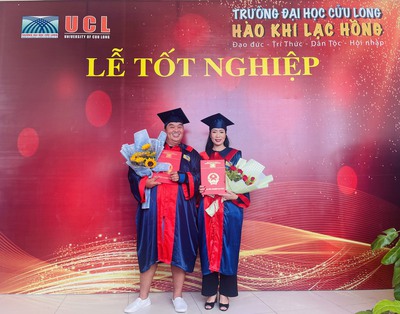 Đạo diễn Hoàng Mập và NSƯT Trịnh Kim Chi vừa nhận bằng tốt nghiệp đại học chuyên ngành ngôn ngữ Anh tại trường Đại học Cửu Long hôm 9/7/2022