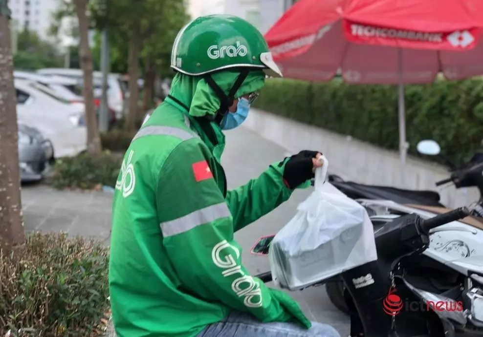 Grab thông báo thu phụ phí nắng nóng gay gắt từ 6/7. Ảnh: Duy Vũ