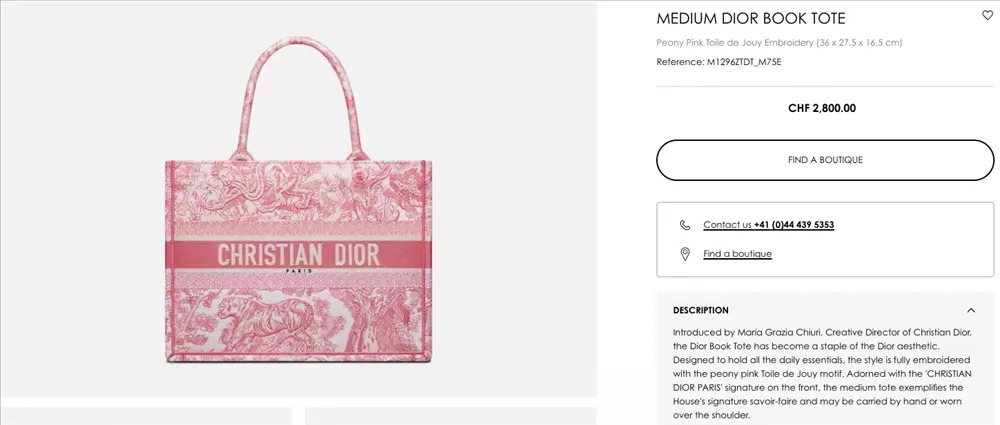 Ví dụ chiếc túi Dior Book Tote size Medium dòng Toile de Jouy màu Peony Pink có giá niêm yết chính hãng gần 100 triệu đồng vậy mà Phương Trinh Jolie bán chưa đến 1 triệu đồng.