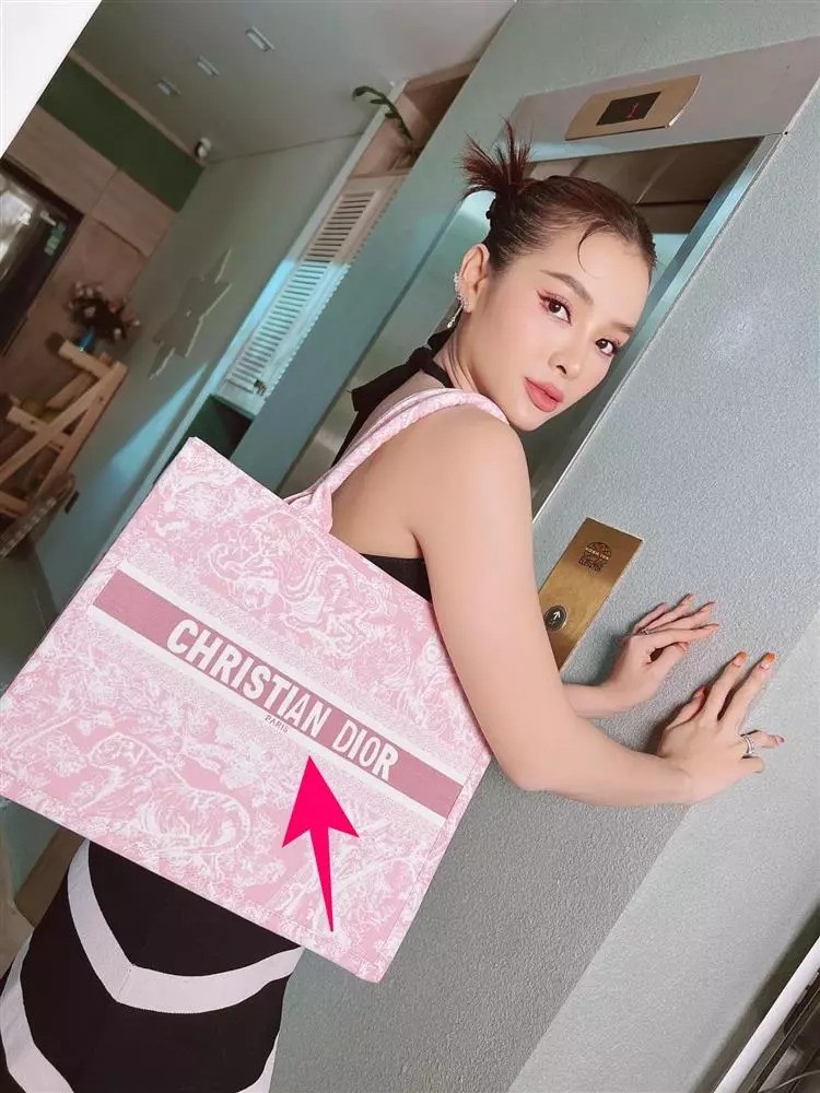 Nếu soi các chi tiết thêu trên mẫu túi mà ca sĩ 8X bán thì phần tên hãng được thêu lệch lạc trông cực phèn.
