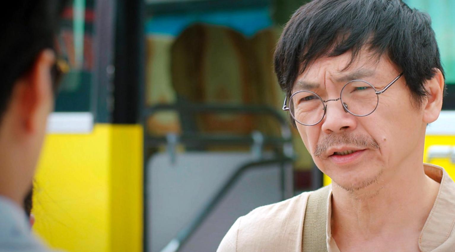 NSND Trung Anh vào vai ông Hùng - bố của Đức (Hồng Đăng) trong 'Thương ngày nắng về'. 