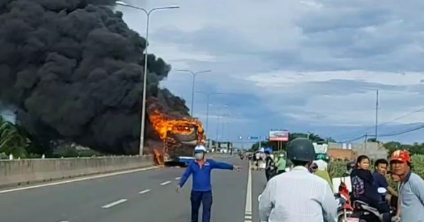 Xe khách bốc cháy dữ dội giữa đường. Ảnh: DT
