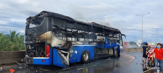 Chiếc xe cùng hành lý bị thiêu rụi. Ảnh: ĐT