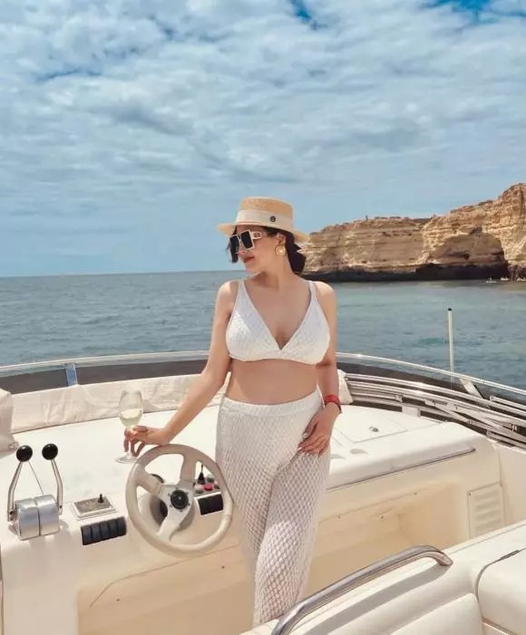 Phanh Lee tự tin khoe cơ thể tròn trịa, vòng 2 khệ nệ với bikini