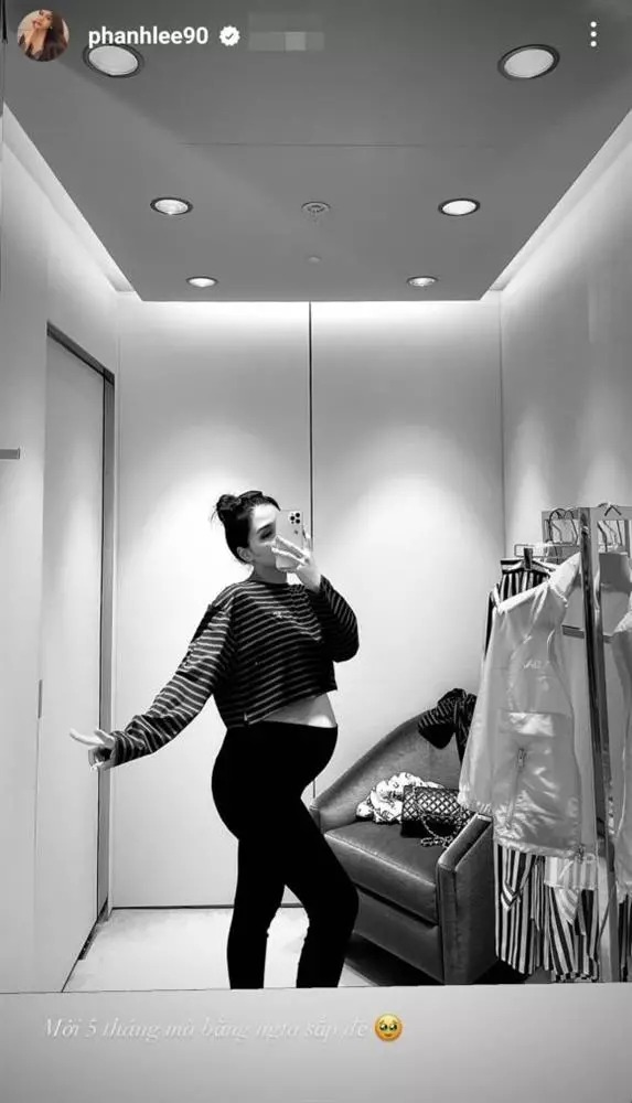 Phanh Lee khoe bụng bầu khệ nệ như sắp đẻ ở tháng thứ 5