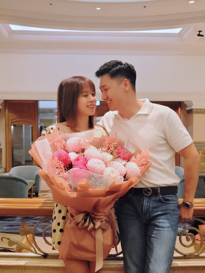 Chuyện tình của nam diễn viên và vợ được ví như ngôn tình ngoài đời thật. 