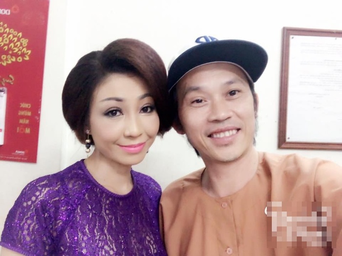 Trong bức hình, có thể thấy danh hài Hoài Linh và Hà My thân thiết, thoải mái chụp hình bên nhau.