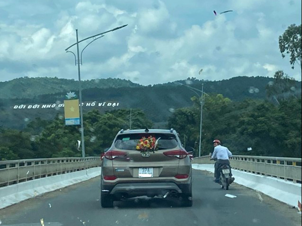  Bố chạy xe máy theo con gái về nhà chồng. (Ảnh: Fanpage Nghệ An)