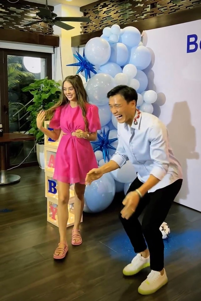 Trên trang cá nhân, sau khi kết hôn cả hai không ngần ngại chia sẻ những khoảnh khắc ngọt ngào bên nhau. 