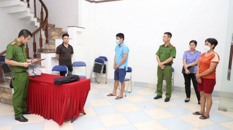 Cơ quan CSĐT Công an tỉnh Yên Bái thi hành lệnh khám xét trụ sở công ty Đấu giá hợp danh Trường Phát. 