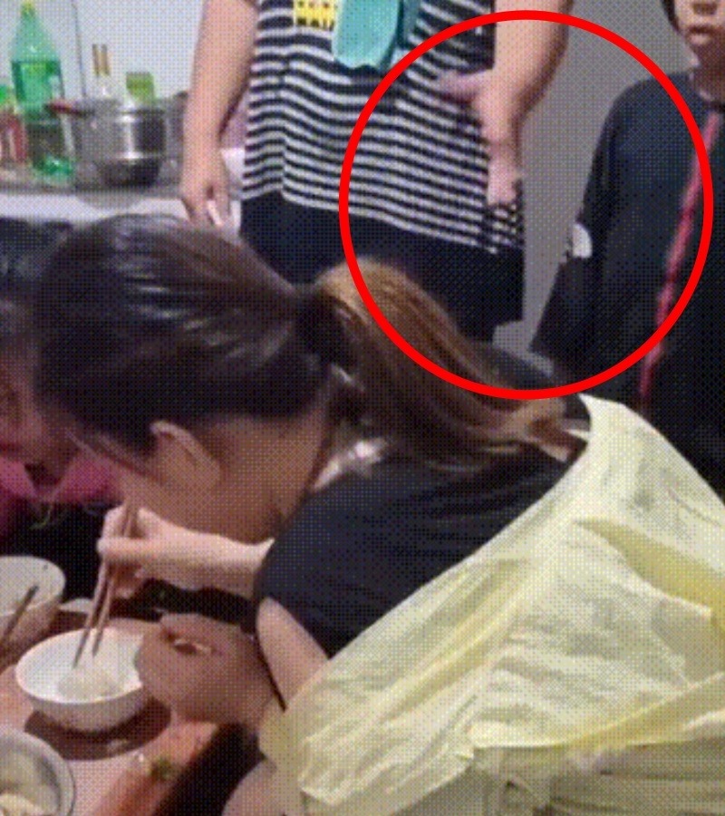  Người bà đưa tay xua đuổi cô bé ra khỏi bàn ăn. (Ảnh: Sohu)