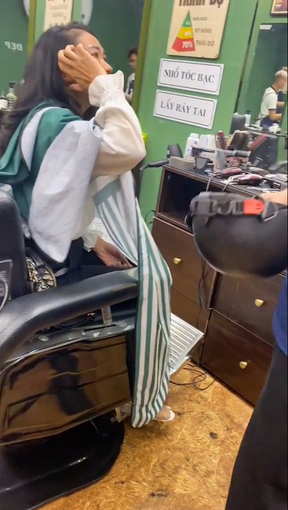  Người vợ đang làm tóc thì bị chồng mắng. (Ảnh: Chụp màn hình video TikTok M.T.B)