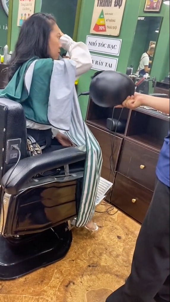  Anh liên tục bắt vợ mình đi về. (Ảnh: Chụp màn hình video TikTok M.T.B)