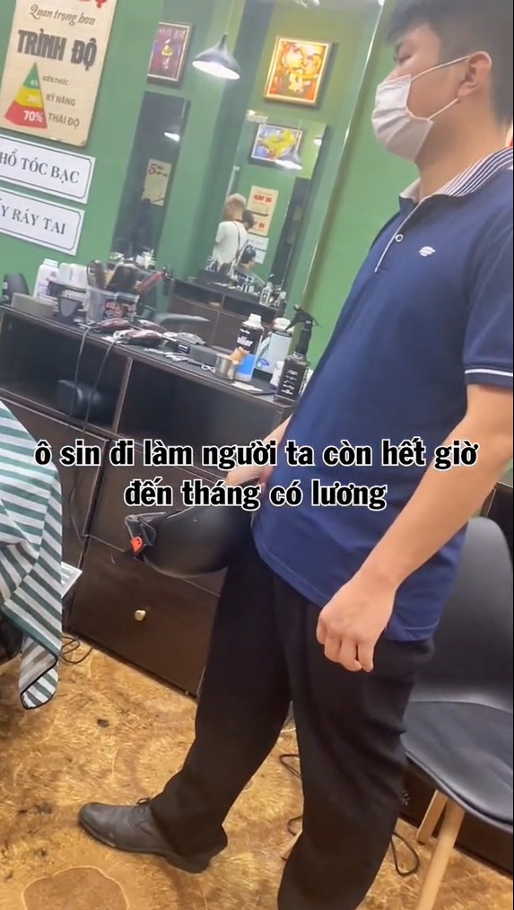  Hai vợ chồng cãi nhau mặc sự ngăn cản từ nhân viên. (Ảnh: Chụp màn hình video TikTok M.T.B)