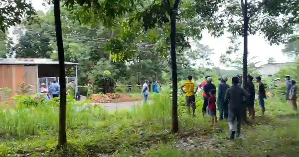 Người dân địa phương hiếu kỳ đến trước nhà Như theo dõi