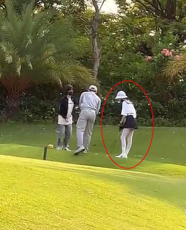 Chiều 26/4, một cư dân mạng cho biết tình cờ bắt gặp Hiền Hồ tại sân golf hậu scandal
