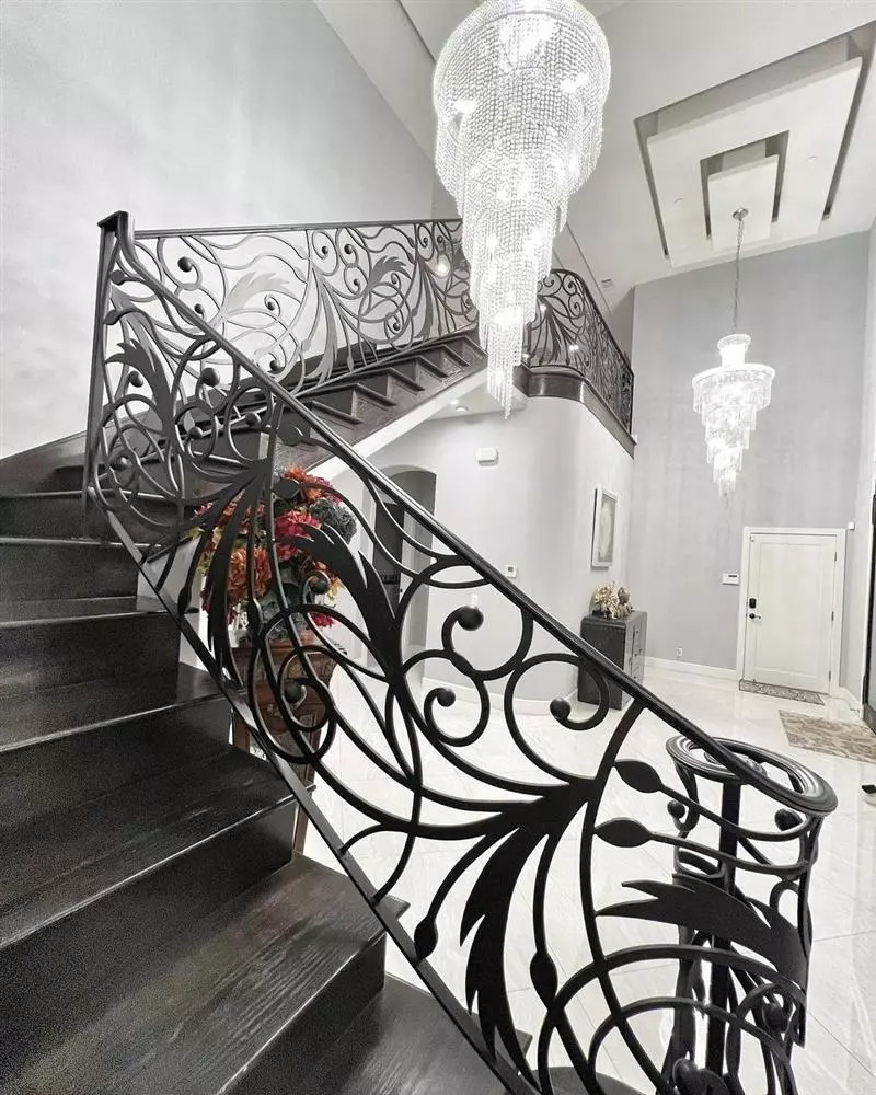 Khu vực cầu thang nối lầu có tới 2 chiếc đèn chùm cỡ lớn