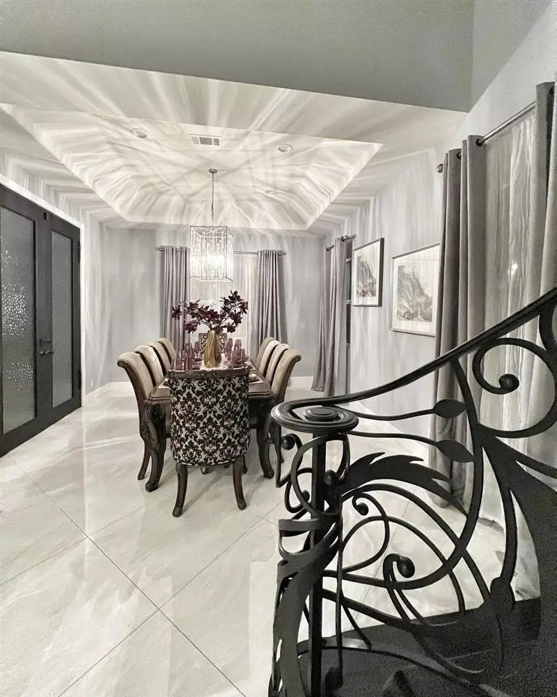 Cạnh cầu thang là một căn phòng khác chứa bộ bàn ghế phong cách hoài cổ, phục vụ cho nhu cầu sinh hoạt.