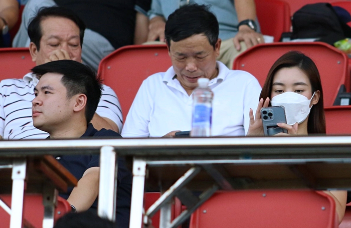 Đỗ Mỹ Linh công khai xuất hiện cùng Đỗ Vinh Quang trên khán đài V.League chiều 3/7.