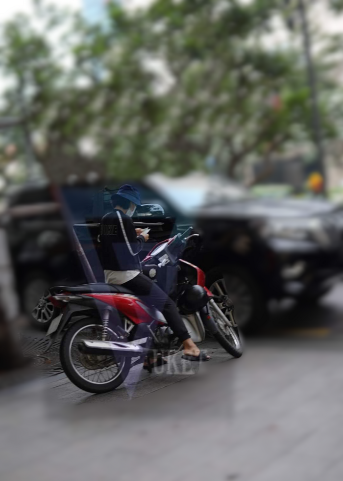 Người phụ nữ được cho là trợ lí của Hiền Hồ xuất hiện cùng chiếc túi xách hiệu đắt đỏ. (Ảnh: Phuket group)