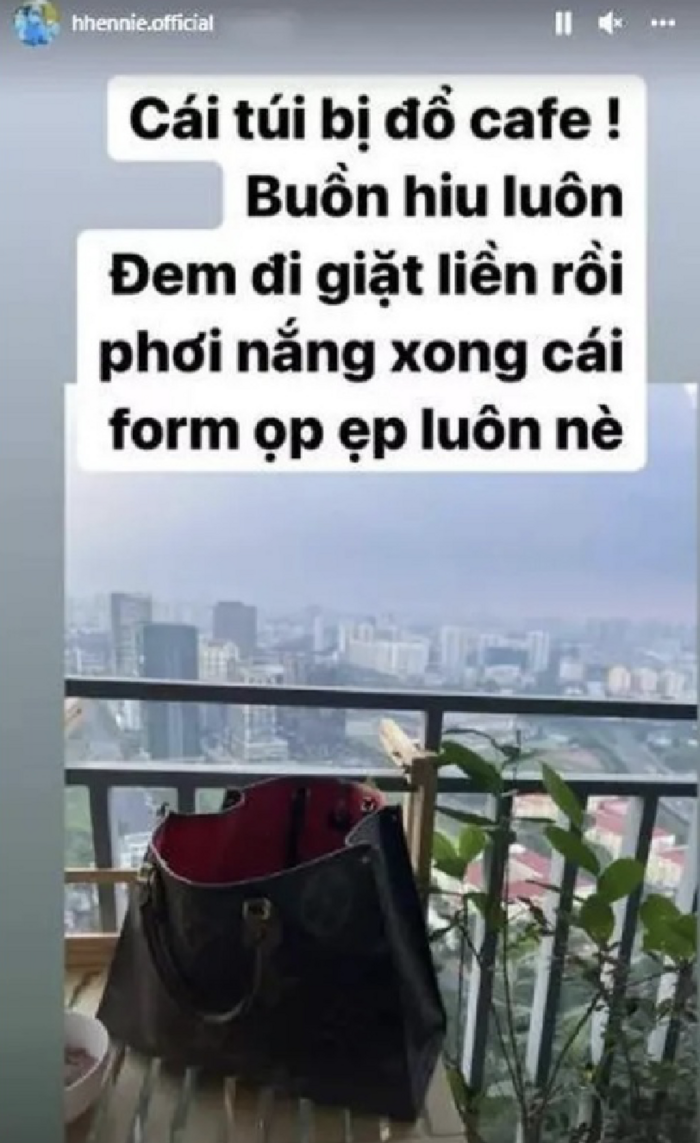 Vì bị đổ cà phê lên túi nên mỹ nhân sinh năm 1992 đem đi giặt và kết quả món đồ bị mất phom dáng, ọp ẹp đáng kể. 