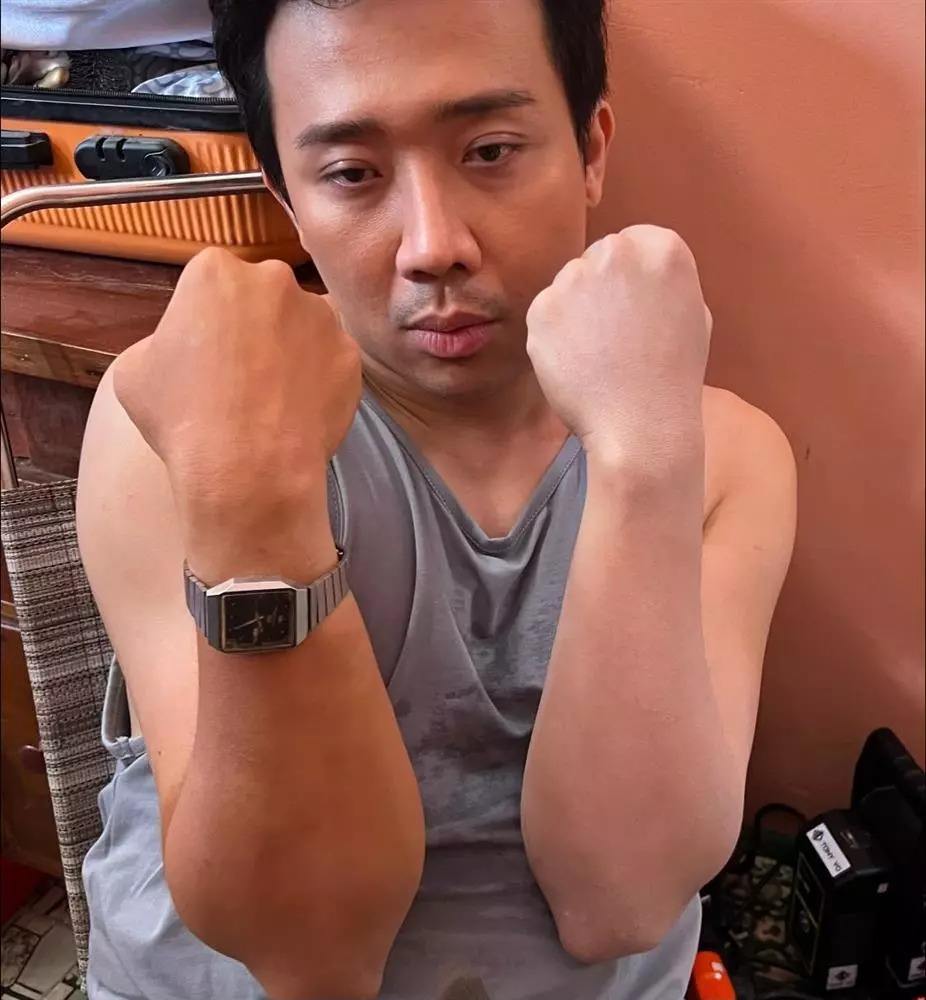 Hai bàn tay của anh lệch tông da dù đã tẩy rửa kĩ càng