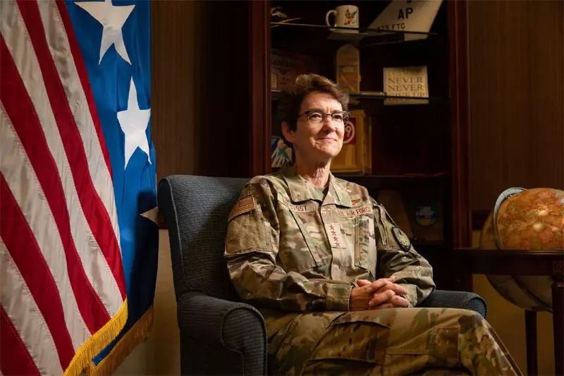 Tướng Jacqueline D. Van Ovost, Tư lệnh Transcom. Ảnh: NYT