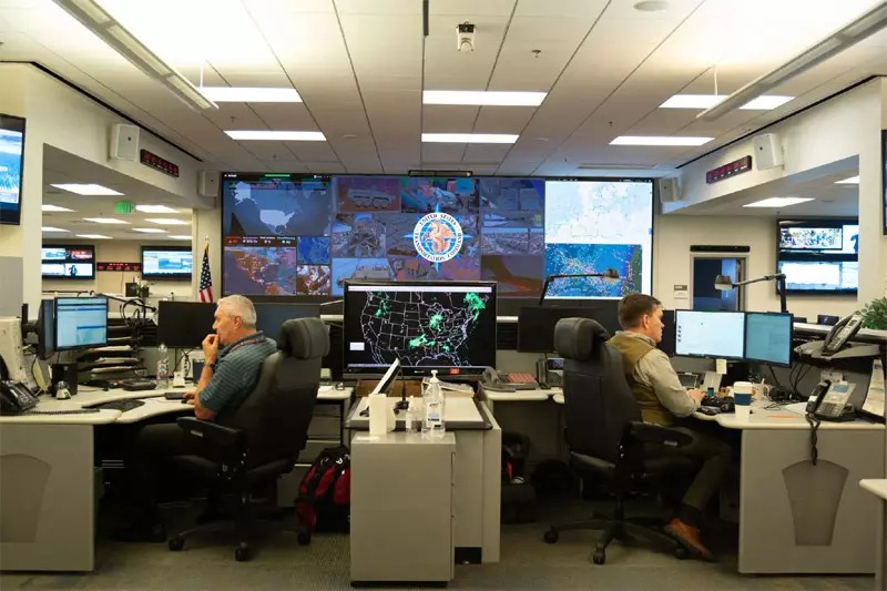 Các chuyên gia quân sự và dân sự làm việc cho Transcom ở căn cứ Scott. Ảnh: NYT