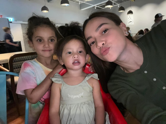 Hà Hồ tiết lộ lí do chuyến đi lần này ít đăng ảnh vì còn bận chăm sóc 2 nhóc tỳ.