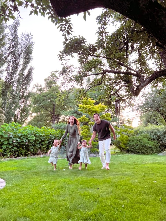 Hà Hồ cùng gia đình đang có chuyến đi Thủy Điển vui vẻ để thăm bố mẹ Kim Lý và cũng như một chuyến du lịch.