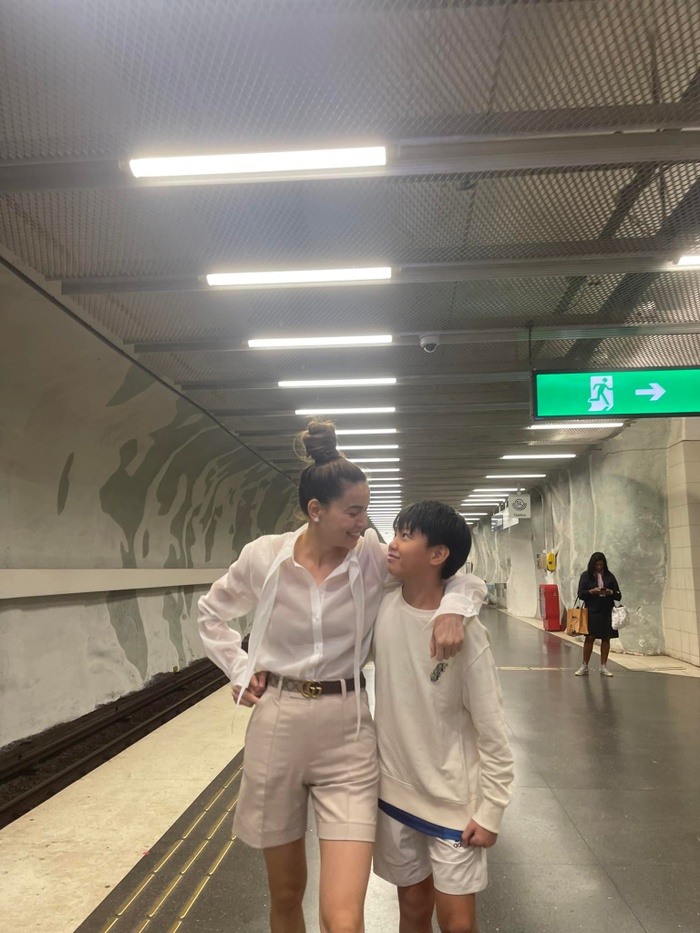 Trong chuyến sang Thụy Điển lần này còn có sự góp mặt của bố mẹ ruột của Hà Hồ và Subeo cũng đi cùng.