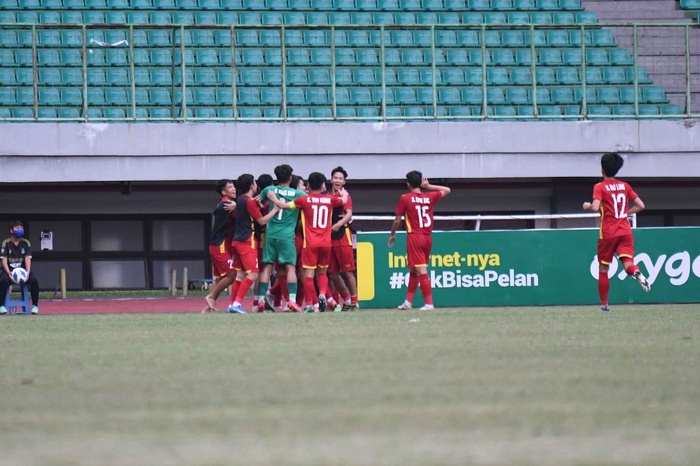 Quốc Việt ghi bàn gỡ hoà cho U19 Việt Nam ở phút 54. Ảnh: FAT