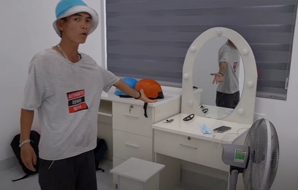 So Y Tiết cũng không giấu khán giả khi được hỏi về thu nhập. Theo đó, hiện tượng mạng kiếm ổn định 300.000 đến 600.000 đồng/ngày từ việc hát sinh nhật bằng cách đếm số cho fan quốc tế trên nền tảng mạng.