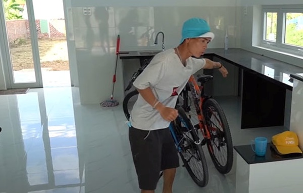 Ngoài ra So Y Tiết cũng có thêm nguồn thu từ việc tham gia các sự kiện, quảng cáo. Bạn gái Bông Lan sẽ giúp đỡ anh trong việc soạn và sắp xếp hợp đồng làm việc.