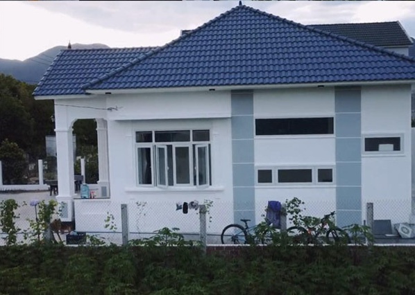 Tổ ấm của nam YouTuber được thiết kế theo kiểu nhà cấp bốn, mái nhà được lớp bằng ngói Thái Lan, có 2 phòng ngủ, 1 phòng khách, 1 bếp, 2 nhà vệ sinh.