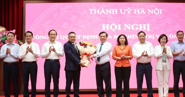 Bí thư Thành ủy Hà Nội Đinh Tiến Dũng và các lãnh đạo Thường trực Thành ủy tặng hoa chúc mừng tân Phó Bí thư Thành ủy Hà Nội