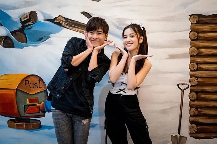 Cả hai thường xuyên đăng ảnh mặc đồ đôi, check-in chung một địa điểm,... 