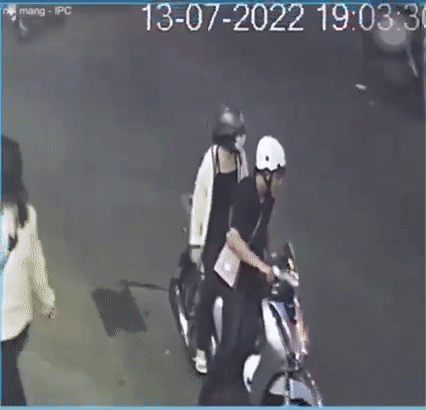 Dân tình cảm thấy khó hiểu khi trên xe của chàng trai này cũng treo một chiếc mũ bảo hiểm tương tự.