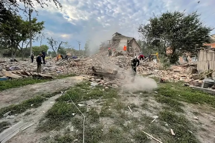 Một phần thành phố Chuhuiv thuộc Kharkiv, Ukraine bị tấn công hôm 16/7. Ảnh: Reuters