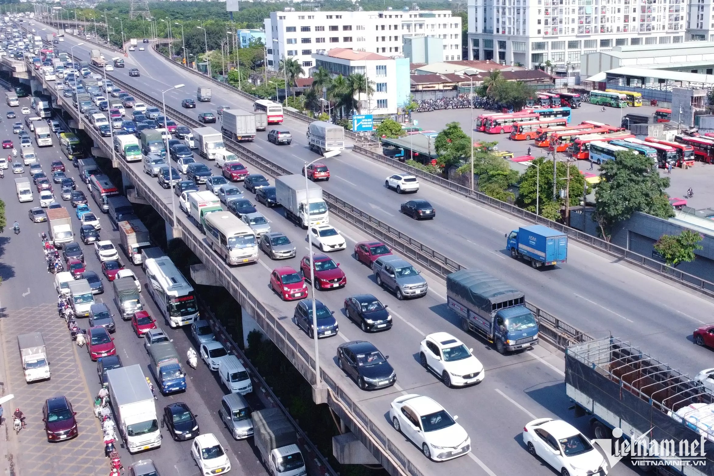 Ô tô tràn vào làn dừng khẩn cấp tại Vành đai 3 trên cao (đoạn qua bến xe Nước Ngầm, Hà Nội)